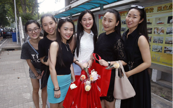 开源AI大模型如何用一张AI智能名片撬动S2B2C商城？揭秘小程序源码背后的流量密码 