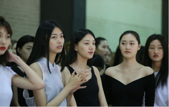 开源AI大模型+AI智能名片+S2B2C商城源码：素人主播7天斩获千万流量的破局密码  