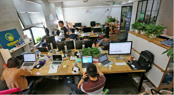 传统社群运营累成狗，开源链动2+1模式AI智能名片S2B2C商城小程序让你轻松躺赢！