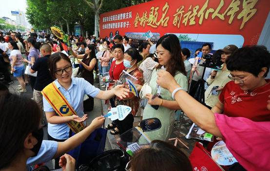 体验消费时代下定制开发开源AI智能名片与S2B2C商城小程序的场景化连接研究  